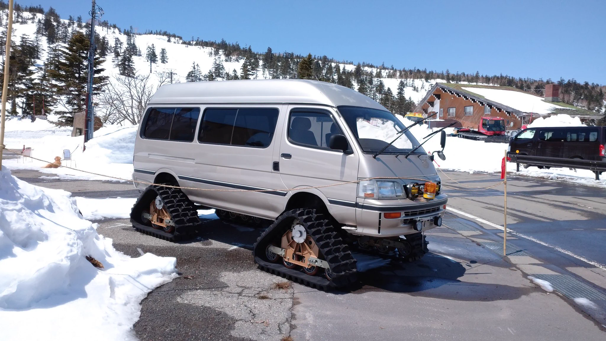 渋峠ホテルで見た車よりもイカつい( •̀∀•́ )✧  