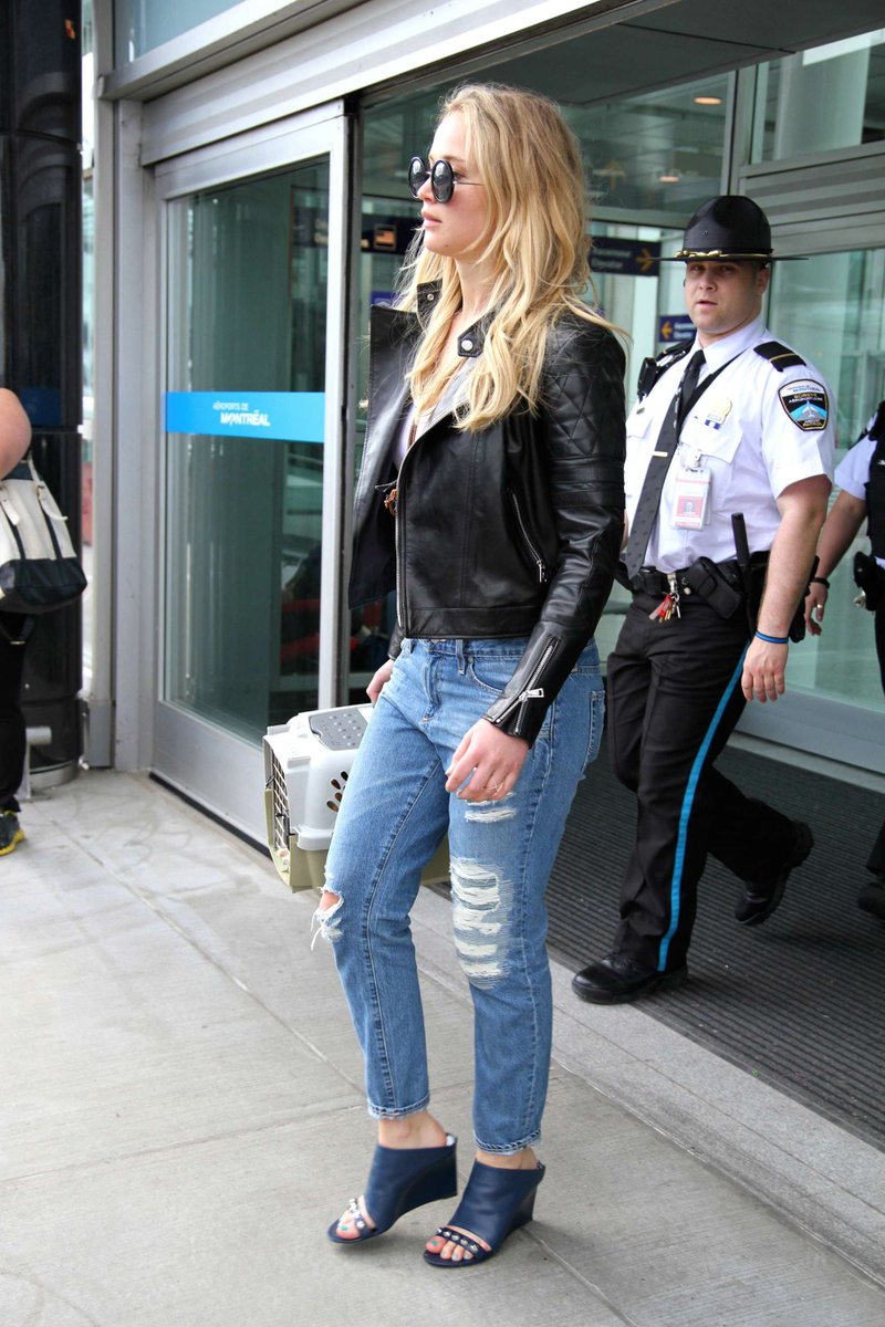 JenLawrence_BR's tweet photo. Jennifer Lawrence no aeroporto de Montreal, no Canadá, em 2015. https://t.co/s4sjBXBhFz