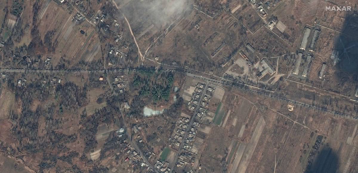 elizifferblatt's tweet photo. ‼️Satellite images show a large deployment of Russian military equipment 40 miles northwest of Kyiv. Russian ground forces with a convoy of more than 5 kilometers (3.2 miles) moving towards Kyiv Final Battle For Kyiv will Start now
#UkraineRussiaWar #RussiaUkraineWarDay4 https://t.co/jIged9pP6k
