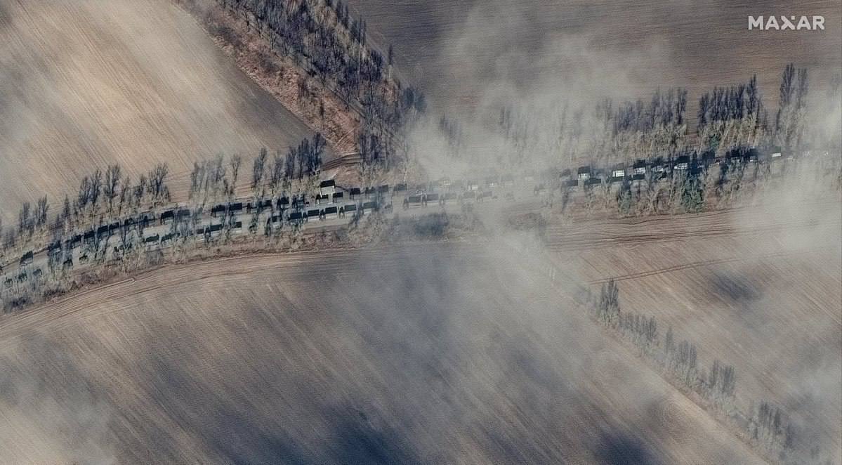 elizifferblatt's tweet photo. ‼️Satellite images show a large deployment of Russian military equipment 40 miles northwest of Kyiv. Russian ground forces with a convoy of more than 5 kilometers (3.2 miles) moving towards Kyiv Final Battle For Kyiv will Start now
#UkraineRussiaWar #RussiaUkraineWarDay4 https://t.co/jIged9pP6k