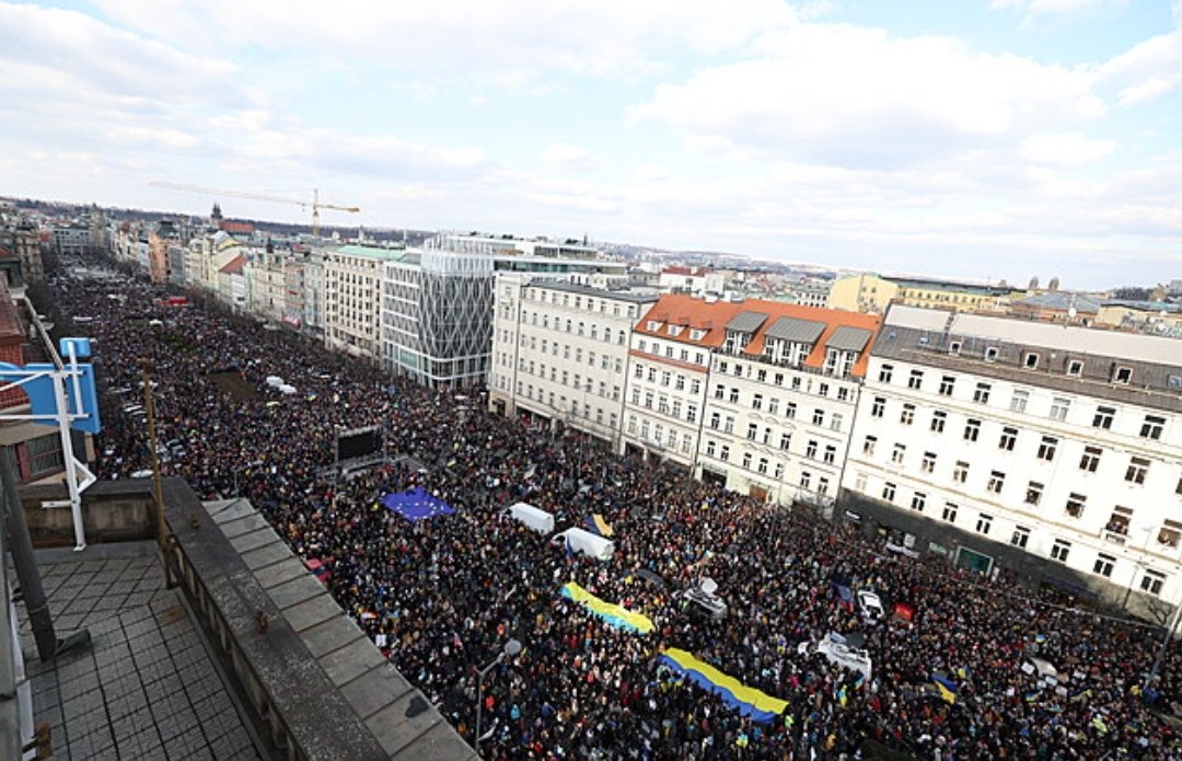 prager_zeitung's tweet photo. 🇺🇦🕊️ Rund 80.000 Menschen haben am Sonntag auf dem #Prag|er Wenzelsplatz gegen "Putins Krieg" in der Ukraine demonstriert. 🪧🗣️ Auch MP @P_Fiala folgte dem Aufruf von @milionchvilek und bekundete seine Solidarität mit den Ukrainern. #stojimezaukrajinou #wirstehenhinterderukraine https://t.co/GQQeo9F2VK