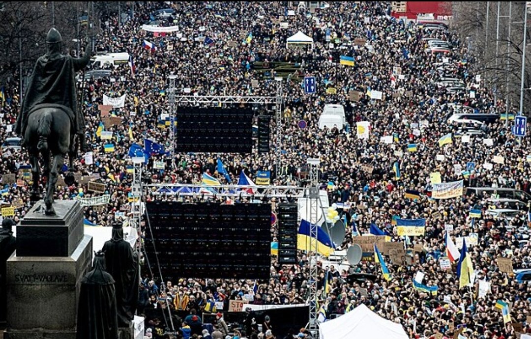 prager_zeitung's tweet photo. 🇺🇦🕊️ Rund 80.000 Menschen haben am Sonntag auf dem #Prag|er Wenzelsplatz gegen "Putins Krieg" in der Ukraine demonstriert. 🪧🗣️ Auch MP @P_Fiala folgte dem Aufruf von @milionchvilek und bekundete seine Solidarität mit den Ukrainern. #stojimezaukrajinou #wirstehenhinterderukraine https://t.co/GQQeo9F2VK