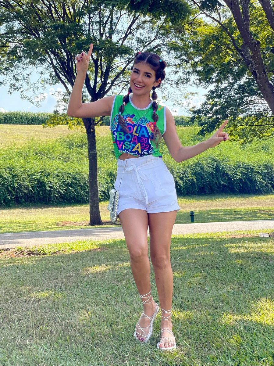 PaulaFernandes7's tweet photo. Sendo feliz! 💚 #carnaval2022 https://t.co/Kbq8X83IC7