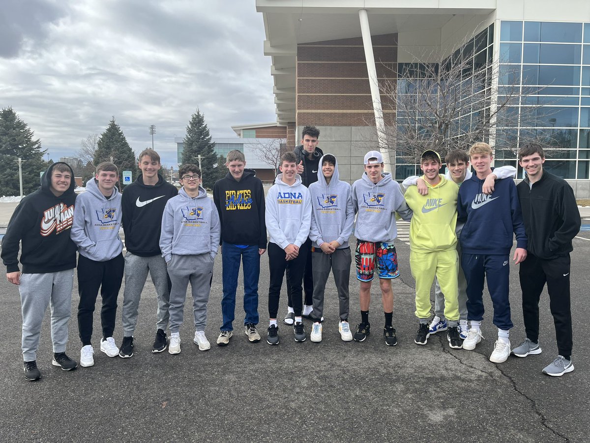Adna_Hoops's tweet photo. Pirates chillin with Chet after his workout.  😳🙌🏼 https://t.co/oazYE3ClrY
