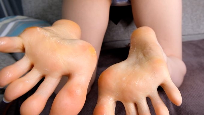 足裏がやけにテカテカしているのは、なぜでしょう🤗笑  #足フェチ #足コキ #footjob #feet #soles #footworshi̇p  #赤脚 #素足 #恋足 #美脚 #풋잡 #섹트 https://t<a href="/tag/%E8%B6%B3%E3%83%95%E3%82%A7%E3%83%81"class="tags">#足フェチ</a><a href="/tag/%E8%B6%B3%E3%82%B3%E3%82%AD"class="tags">#足コキ</a><a href="/tag/footjob"class="tags">#footjob</a><a href="/tag/feet"class="tags"><span>#feet</span></a><a href="/tag/%E7%B4%A0%E8%B6%B3"class="tags"><span>#素足</span></a><a href="/tag/footworship"class="tags"><span>#footworship</span></a><a href="/tag/soles"class="tags"><span>#soles</span></a><a href="/tag/%E7%BE%8E%E8%84%9A"class="tags"><span>#美脚</span></a><a href="/tag/%E6%81%8B%E8%B6%B3"class="tags"><span>#恋足</span></a><a href="/tag/%EC%84%B9%ED%8A%B8"class="tags"><span>#섹트</span></a><a href="/tag/%E8%B5%A4%E8%84%9A"class="tags"><span>#赤脚</span></a>