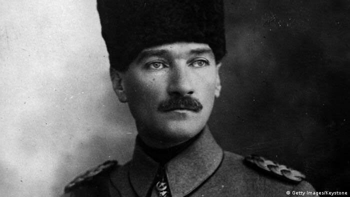 srcnondr200's tweet photo. #YolunSonuGÖRÜNDÜ                                              Hangi yola, hangi kötü niyetinizle girerseniz girin, ayağınız dolanır ve Yolun Sonunda yine Karşınıza o büyük Lider Çıkar ,pis oyununuzu bozar. 

Tek Lider,Tek Komutan https://t.co/bNLWK3MyJY