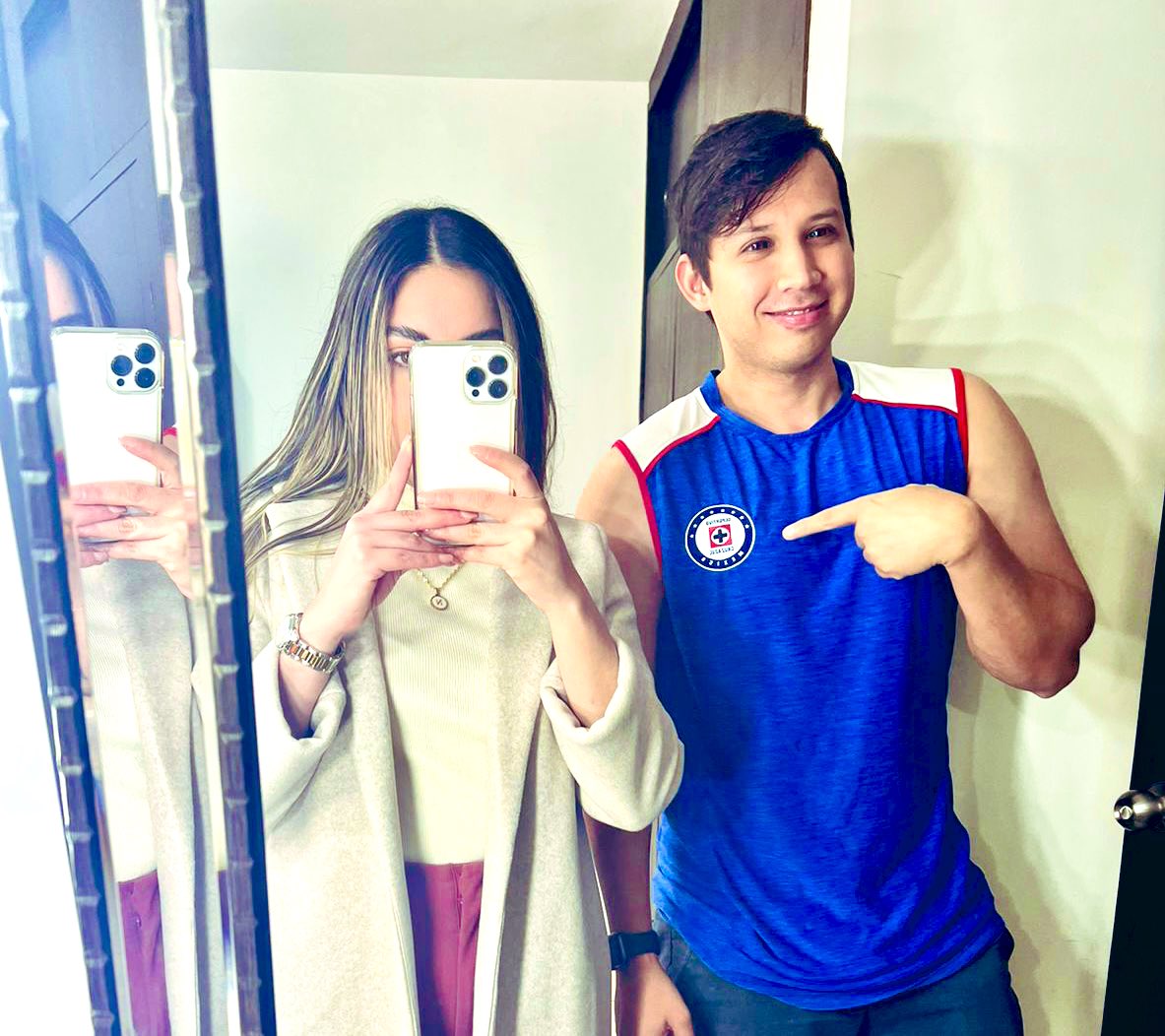 AlexVera18's tweet photo. @ngurs Me dijo que me fuera elegante a comer, pero hoy juega la 9 veces gloriosa maquina de @CruzAzul 💙🚂 https://t.co/9suWXLh0e3
