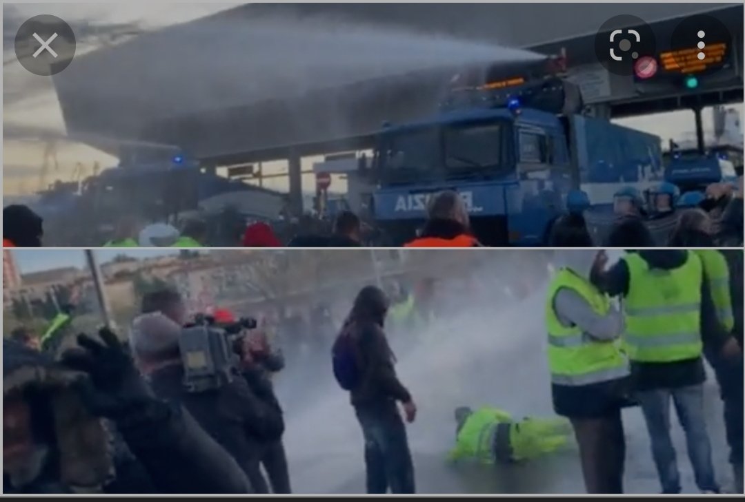rodcostakiwi's tweet photo. #NonelArena
@GilettiMassimo: non è normale che in Russia chi manifesta venga portato via...
La foto sotto non è Mosca, è  Trieste. https://t.co/kjLA6Pj3vv