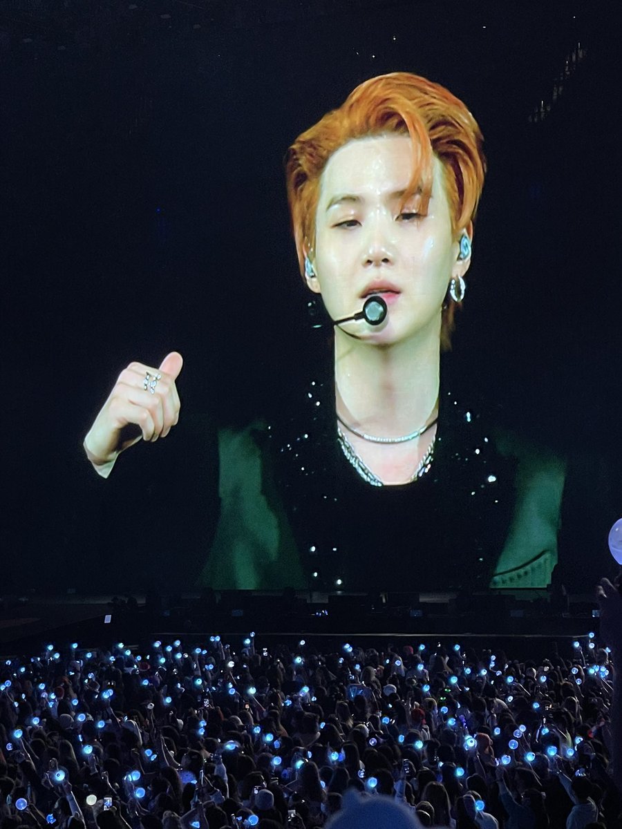 mygconcerts's tweet photo. HOW IS HE REAL???!?!? https://t.co/0nWkgHu1Rq