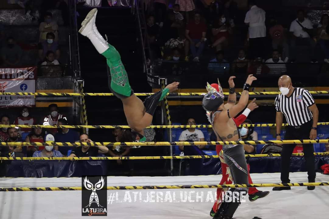 LaTijeraLucha's tweet photo. Mucha velocidad y sobre todo una gran entrega de los 4 jóvenes talentos de #IWRG, grandes vuelos y castigos de #Sol y #SpiderFly para doblegar a #XDevil y #AguilaOriental en la primera lucha de la #ModernaCuevaDeLosIndependientes, que al final es recompensada por la afición... https://t.co/NrsRVU9AQM