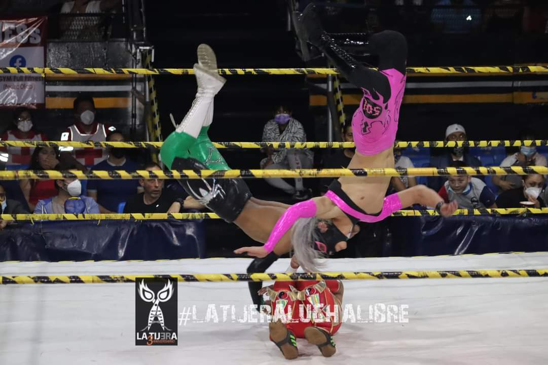 LaTijeraLucha's tweet photo. Mucha velocidad y sobre todo una gran entrega de los 4 jóvenes talentos de #IWRG, grandes vuelos y castigos de #Sol y #SpiderFly para doblegar a #XDevil y #AguilaOriental en la primera lucha de la #ModernaCuevaDeLosIndependientes, que al final es recompensada por la afición... https://t.co/NrsRVU9AQM
