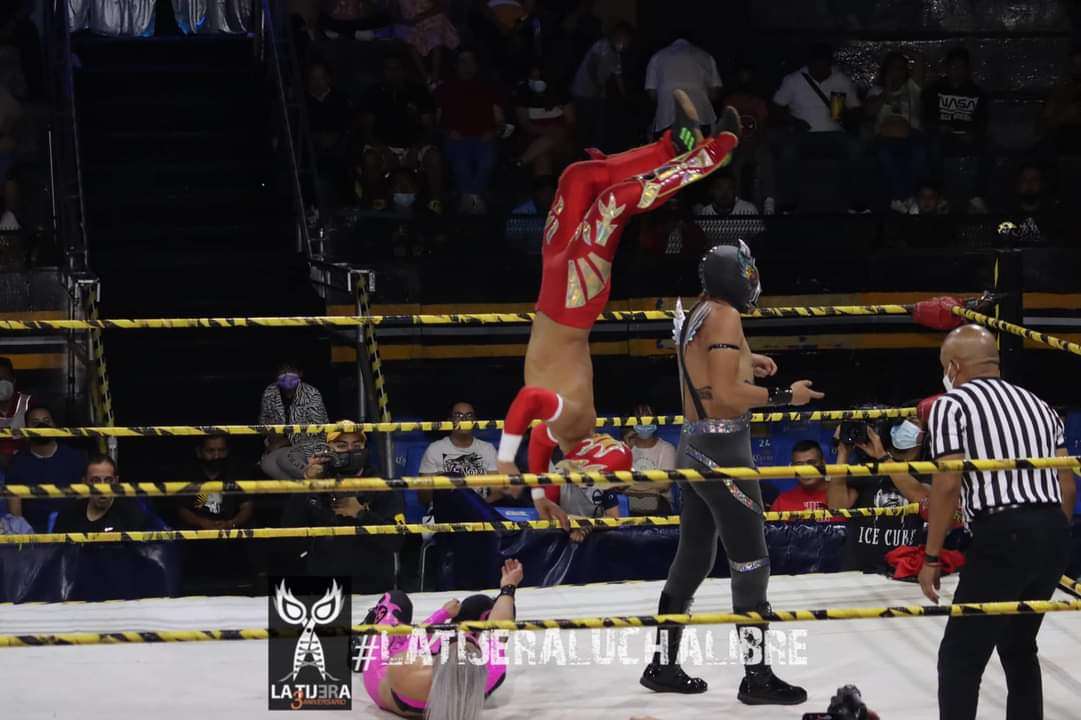 LaTijeraLucha's tweet photo. Mucha velocidad y sobre todo una gran entrega de los 4 jóvenes talentos de #IWRG, grandes vuelos y castigos de #Sol y #SpiderFly para doblegar a #XDevil y #AguilaOriental en la primera lucha de la #ModernaCuevaDeLosIndependientes, que al final es recompensada por la afición... https://t.co/NrsRVU9AQM