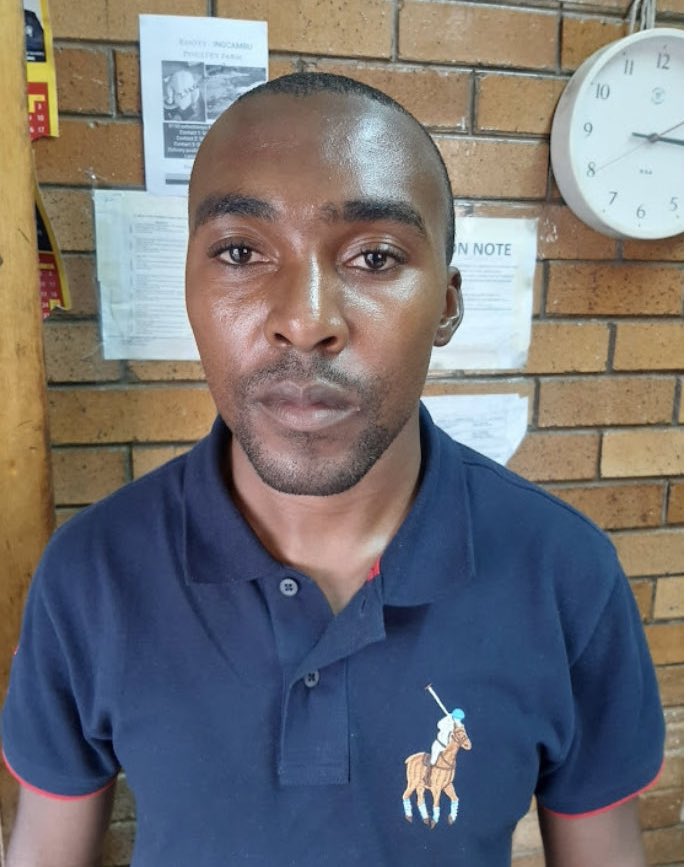 AdvoBarryRoux's tweet photo. The Absa specialist engineer Xolela Masebeni, who is accused of defrauding the bank of R103 million, was shot dead outside his home in Unati Mkefa, Ezibeleni, the Eastern Cape. https://t.co/aFkW00xWPF