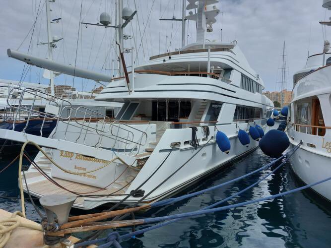 RobertBohan's tweet photo. A Ukrainian sailor was arrested for partially sinking his Russian boss' luxury yacht in Port Adriano, Spain. The owner of the boat is a tycoon responsible for manufacturing weapons for Putin's troops. The judge released him on charges. #Ukraine https://t.co/072cFlXdz3