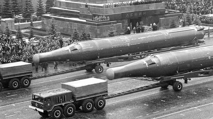 leonel_coutinho's tweet photo. Em 1994, a Ucrânia detinha um gigantesco arsenal nuclear até assinar o Memorando de Budapeste e entregou cerca de 1600 armas nucleares remanescentes da antiga União Soviética à Rússia, em troca de um tratado de paz e da garantia de nunca ser invadida ou ameaçada... https://t.co/kgUwx3izoz