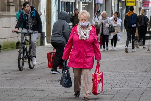 WalesOnline's tweet photo. You no longer need to wear face coverings in all indoor places in Wales
https://t.co/LNLN3k6LaL https://t.co/vFiIazj9lR