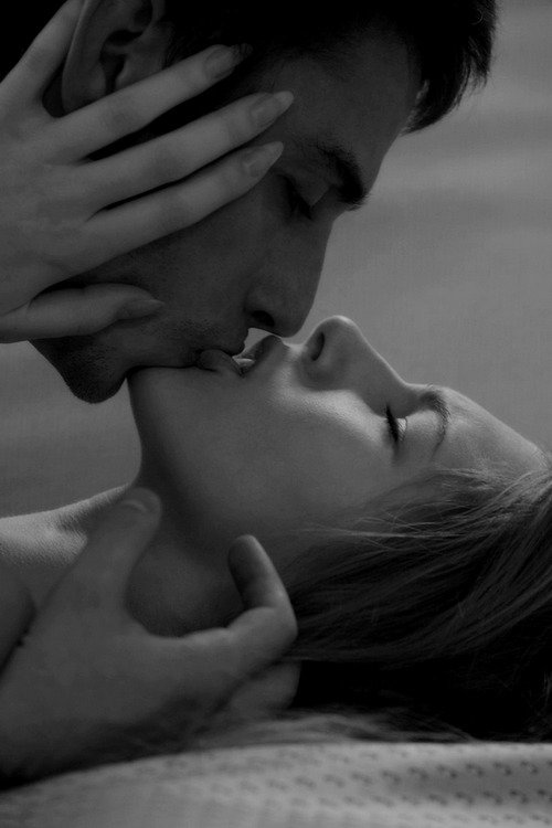 My lips your kiss. Поцелуй мужчины и женщины. Красивые интимные картинки. Kiss your body. Страсть.