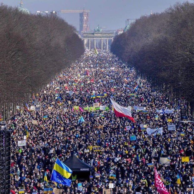 ValerioDeC's tweet photo. #Berlin, #Milan, #Praha, #Madrid

People want peace.

#Ukraine #StopWar https://t.co/dQRZoWxWgD