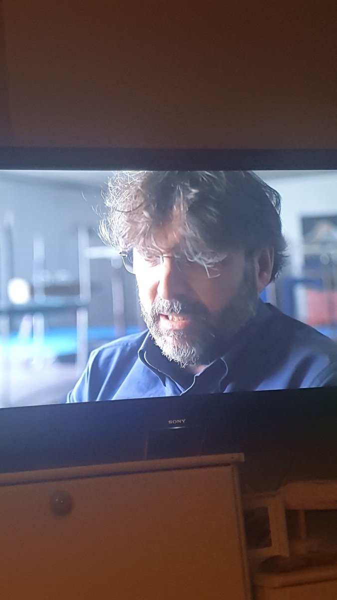 Le estoy retirando a Evole el pelo de la cara. Nerviosita me tiene. Se quitaría hasta las gafas.
