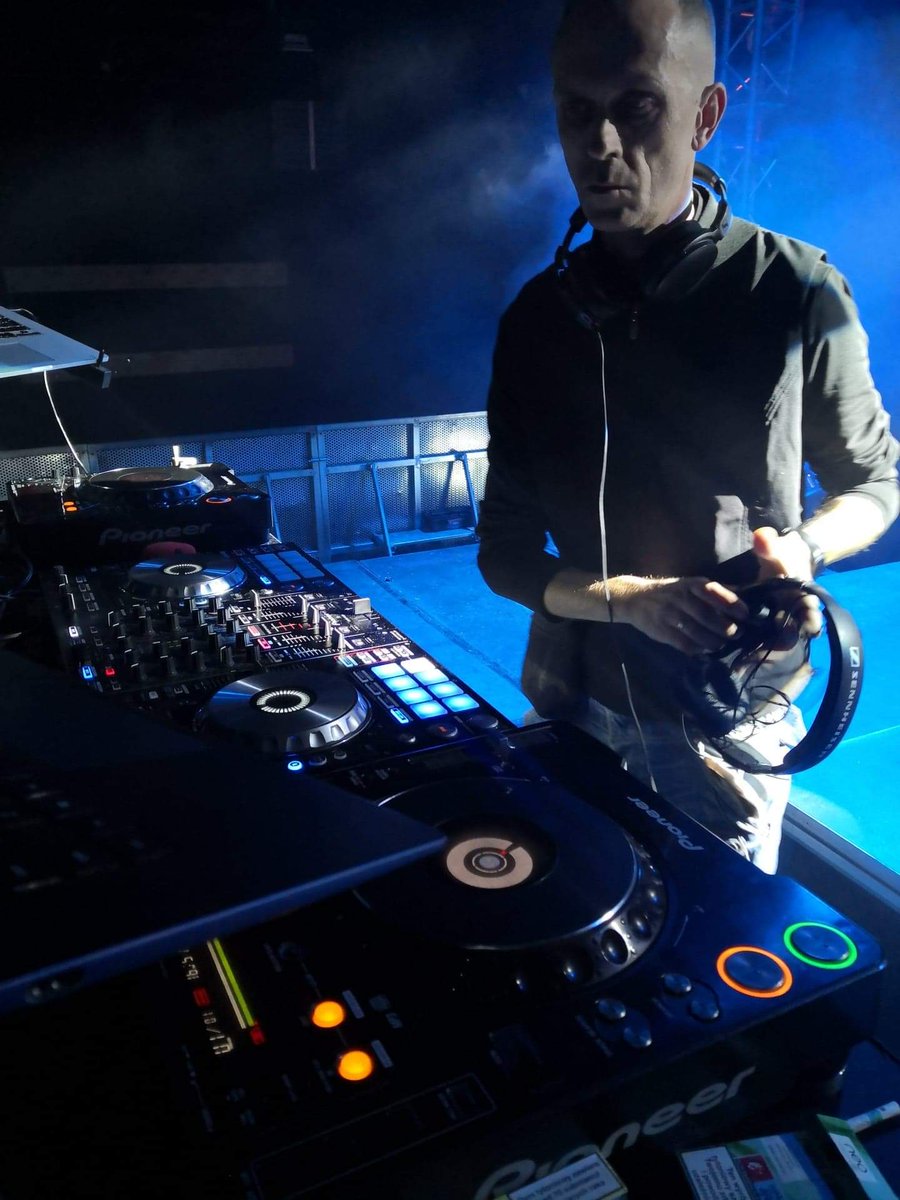 DjBeethoven1's tweet photo. Beethon at work https://t.co/zahfRaPp7k