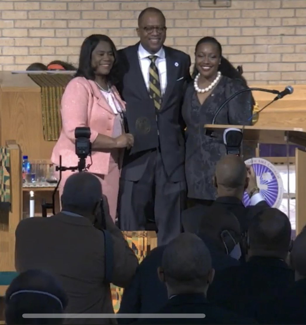 NatalieforNC's tweet photo. This proud @dstinc1913 was thrilled to welcome the national president of @apa1906NETwork Dr. Willis Lonzer and @akasorority1908 International President Dr. Glenda Baskin Glover International President of Alpha Kappa Alpha Inc to #Durham @StJosephAME #HBCUSunday https://t.co/9H95h1GiSQ