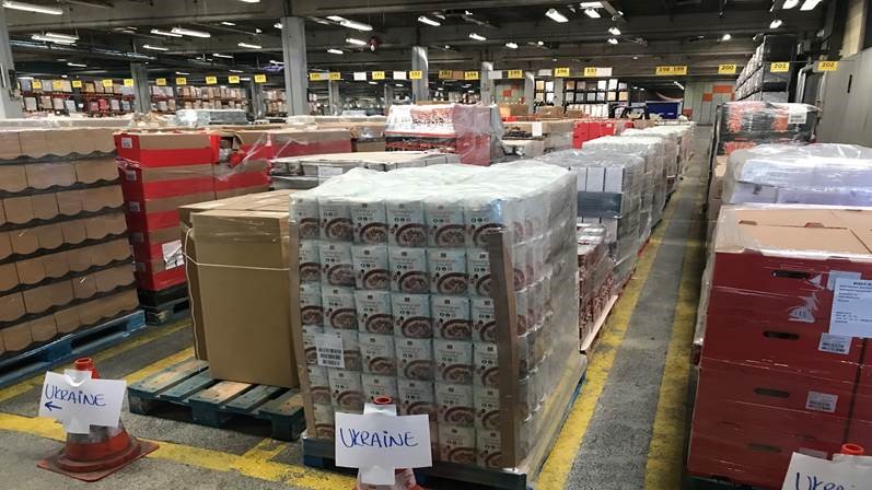 5 lastbiler med nødforsyninger er nu sendt afsted fra Coop Danmark til Ukraine.
I går lørdag henvendte den Ukrainske Ambasade sig og i dag sender vi 5 fulde læs med varme tæpper, dåsemad, bleer og andre varer afsted fra vores lager. 
#STANDWITHUKRAINE