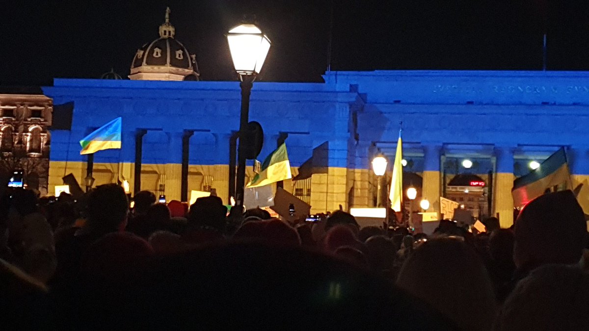 pbenkoe's tweet photo. Immer wieder beeindruckend wenn der #Heldenplatz sich für #Friedensdemos füllt. #YesWeCare 
#wien #vienna https://t.co/y2QXR9Tm02