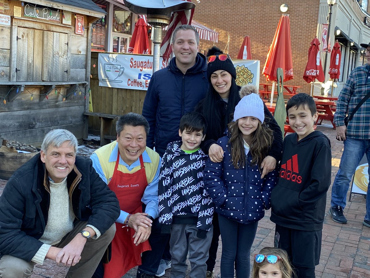 AlexisPHarrison's tweet image. Thank you @SenatorHwang for ice cream &amp;amp; celebrating parents choice! Great company in #FairfieldCT including @bobforgovernor @JaymeStevenson @KimberleyHealy1 🇺🇸 Thank you Saugatuck Seeets! 🍭🍦