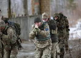 Il presidente dell'Ucraina Volodymyr Zelensky si rivolge a tutti i cittadini: "Chiunque voglia unirsi alla difesa dell'Ucraina, dell'Europa e del mondo può venire e combattere fianco a fianco con gli ucraini contro i russi criminali di guerra".