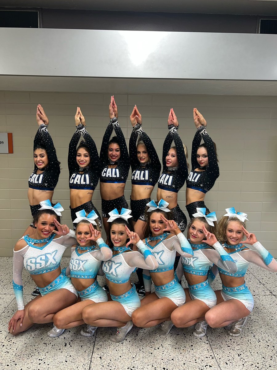 HayleyZahn's tweet photo. small senior love 4 ever 🖤💙🤍 https://t.co/2rGdcMyklJ