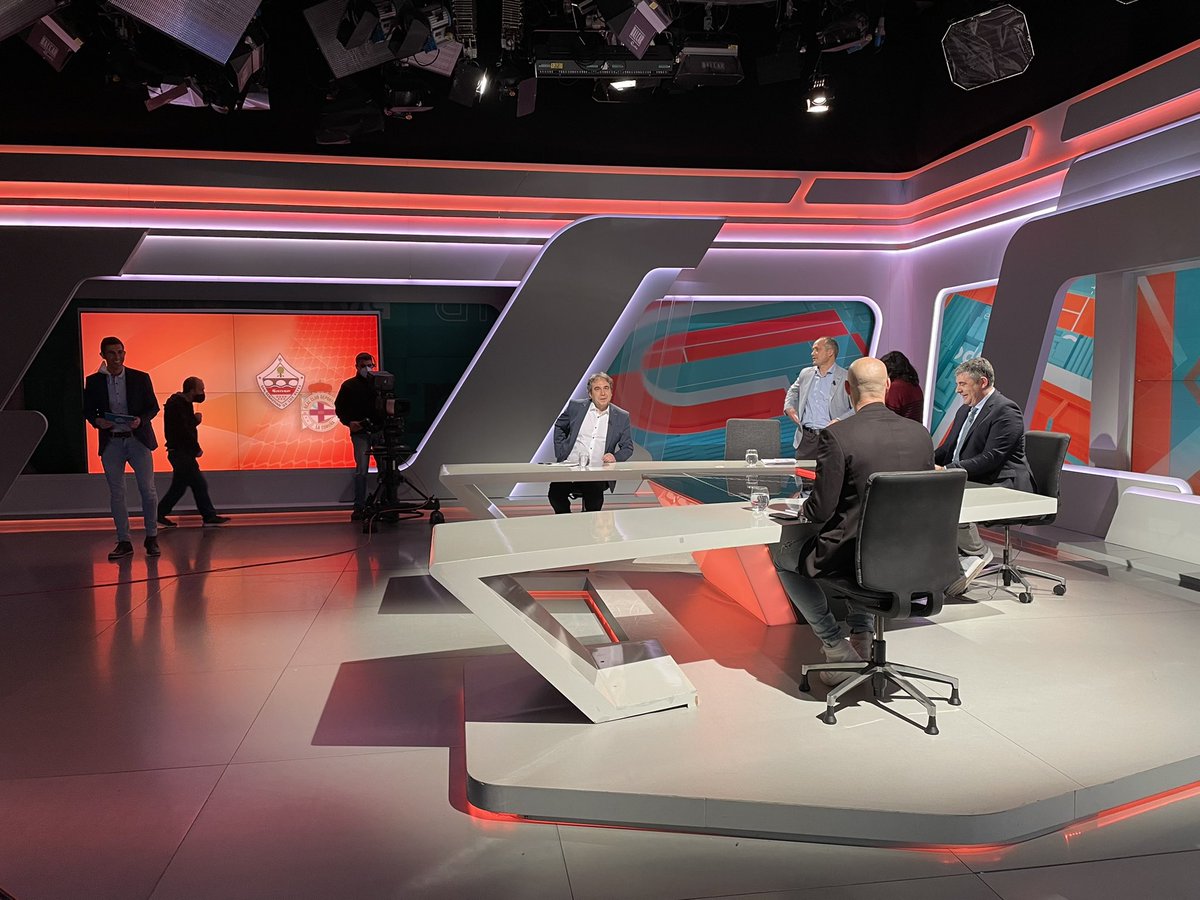 EnXogoG's tweet photo. Vai comezar o @EnXogo_tvG2!
O míster considerou un 4-3-3 para repasar toda a xornada
Temos a @vare79 de falso 9 e ao equipo habitual que lle respalda: @oscarbenito67, #Timi, @1danimallo a #Mosqui
📺Na G2
Ou en 👉 https://t.co/BpdQnsjSOQ https://t.co/UcgDTXdVDm