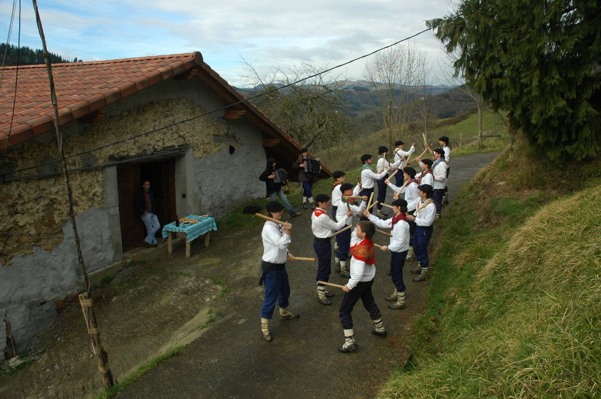MantalaGastro's tweet photo. Inauterietan, gazteak baserriz-baserri edo etxez-etxe kantuan eta dantzan joateko ohitura dago. Trukean, jaki eta edariak jasotzen dituzte. Puska biltzea du izena eta euskal kulturan oso barneratua dagoen usadioa da. 
📷 cc-by-sa @dantzan 
#mantalagastronomy #inauteriak #euskadi https://t.co/zOChPJdaIR