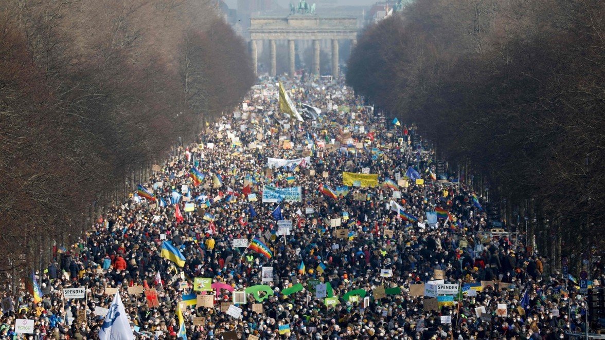 Eddie_1412's tweet photo. Kann das @polizeiberlin mal erklären, warum Demos für Grundrechte niedergeknüppelt bzw. verboten werden. 
Dagegen Friedensdemo #b2702 ohne Abstand und teilw. ohne Maske ohne Konsequenzen bleibt. @FranziskaGiffey @Innensenatorin 
Ukraine Demo                      Corona Demo https://t.co/GbRTvde0cJ