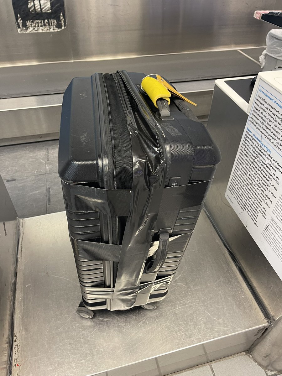 aussierefugee's tweet photo. Bought this case just before the pandemic - hardly used and now the zipper is broken. 😢💔#nothappysamsonite #luggagefail #busted #damagedbaggage #baggagefail #fingerscrossed #baggage #brokenbaggage https://t.co/727ixoPdhz