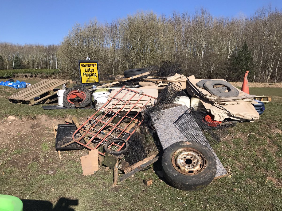 lesterlassie's tweet photo. Fantastic group pick with the @SLLWombles we joined up with the north Leicestershire wombles & picked an amazing 225 bags of grot from Moto services #junction23 thanks to managers for supplying coffee & breakfast. Itβs fantastic what a group of determined volunteers can do ππ»ππ» https://t.co/DBpIfdT3OB