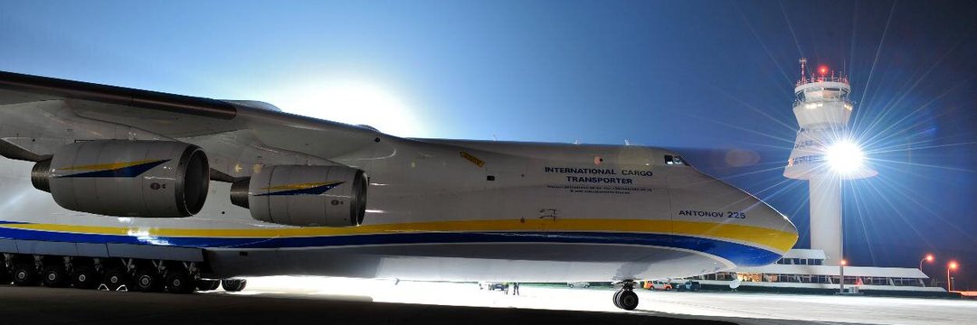 Si esta foto del @AntonovCompany 225 en #Foronda llega a 1000 #LIKEs me hago un tatuaje del avión en el gemelo izquierdo!!!! @Twitter haz tu magia!! Hasta siempre pequeñín!! #VitoriaGasteiz #antonov225 @CGTAena_VIT @aena todos a darle ❤️