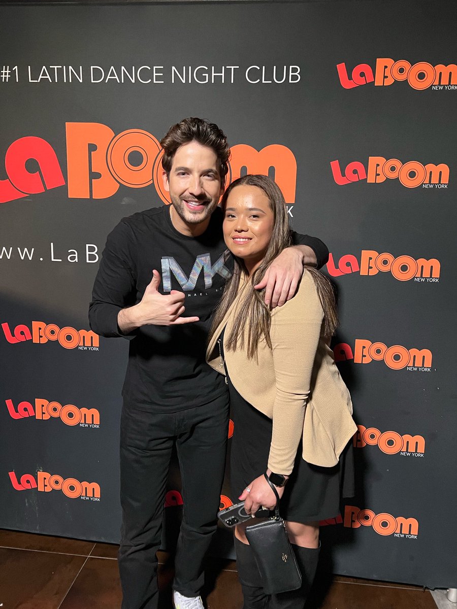 camilis7's tweet photo. Es tan humilde, caballeroso! No! es lo máximo! Lo amoooo😍😍it was so amazing to see him again!! He is just amazing #carlostorres #charlyflow #LaReinaDelFlow2 #Thequeenofflow2 https://t.co/4L0GHaUmgP