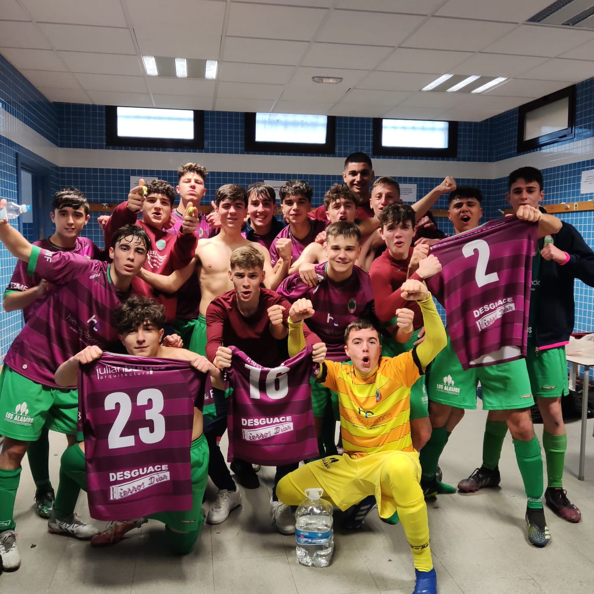 Gran victoria del Juvenil A por 5-0 frente al Escuela Morala que celebraban así en el vestuario!!!!