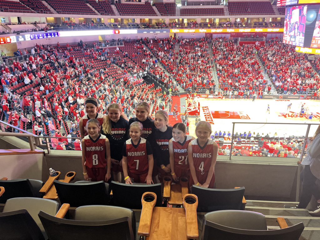 lkmoos's tweet image. Norris 4th Grade hoops cheering for a husker victory!
#huskers  #NYBA