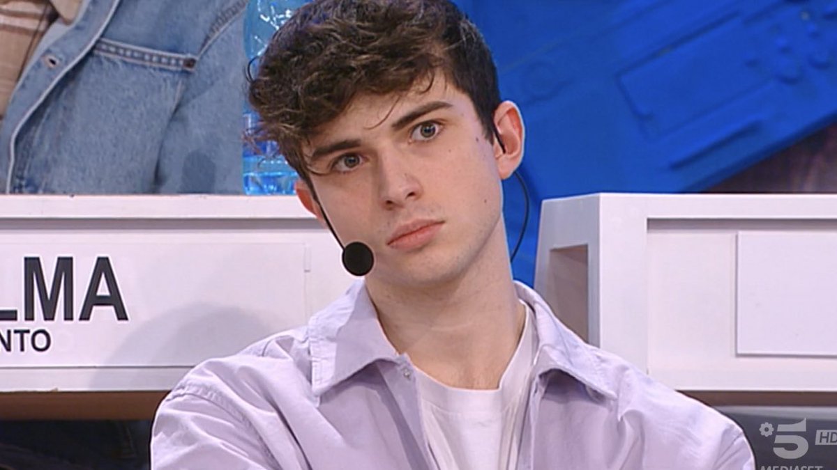 PicMartina's tweet photo. Lei che ogni volta dice a Pietro di rimanere con le bambine perche deve andare a prendere qualcosa #LAmicaGeniale3 https://t.co/78UV0sq3Py