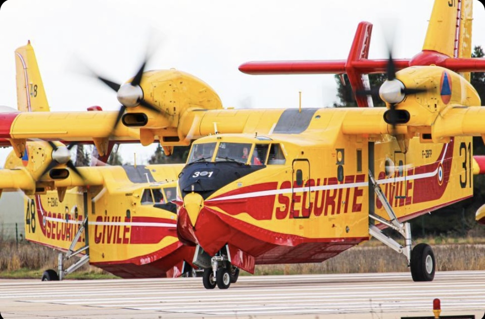 aerialfiremag's tweet photo. Is âTwo-Scoop Sundayâ a thing? Because if itâs not, it really should be. These Super Scoopers are operated by the Securite Civile in Nimes, France. Photo by @eraviation
#aerialfire #aerialfirefighting #aerialfirefighter #fireaviation #firefighting #firepilot #fireattack #fire https://t.co/TXwNcCebsl