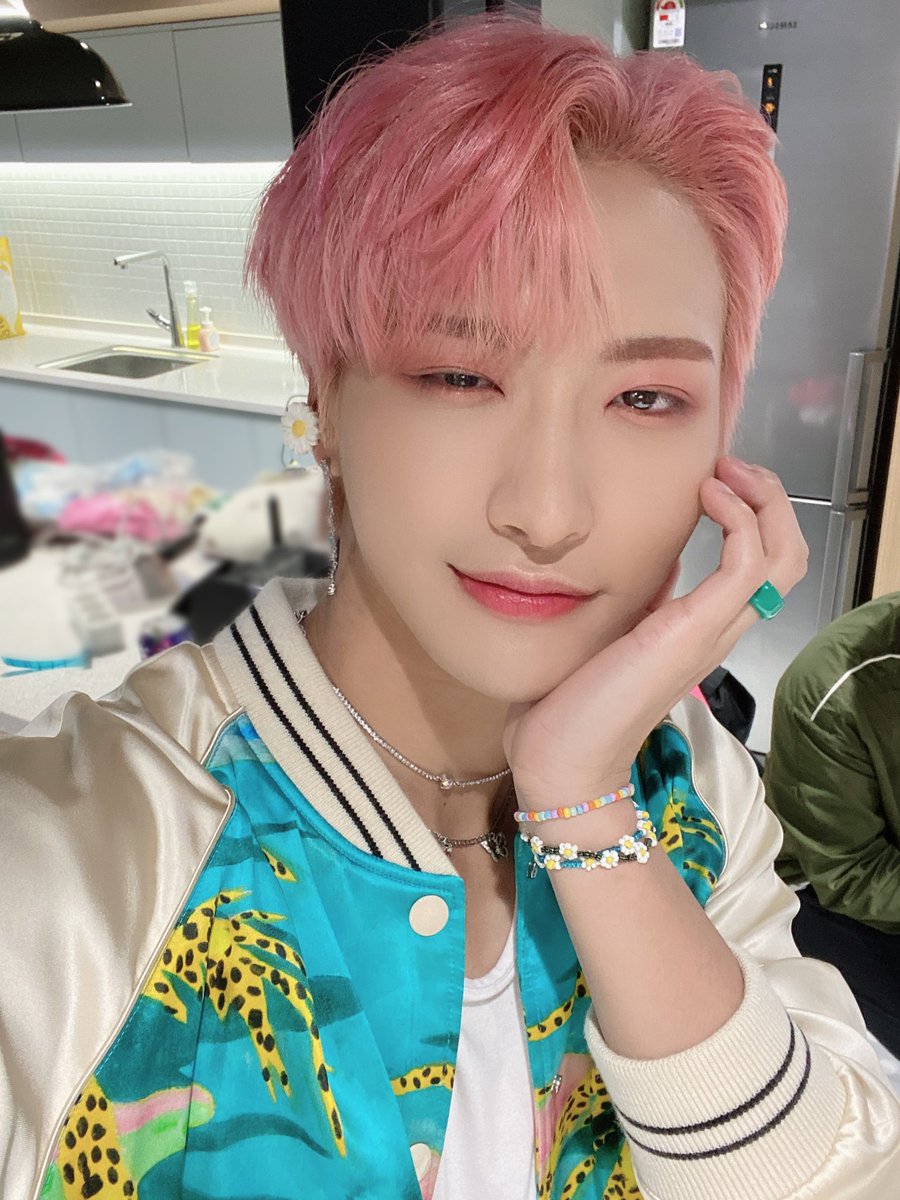 thehazelbelle's tweet image. So, here is the PINK HAIR KPOP SQUAD that I need to see perform a special stage one day:
Kihyun (MX)
Taeyong (NCT)
Yeonjun (TXT)
Seonghwa (ATZ) 

Vocals, Rap, Dance, Visuals but pink hair is a must #PinkSquad