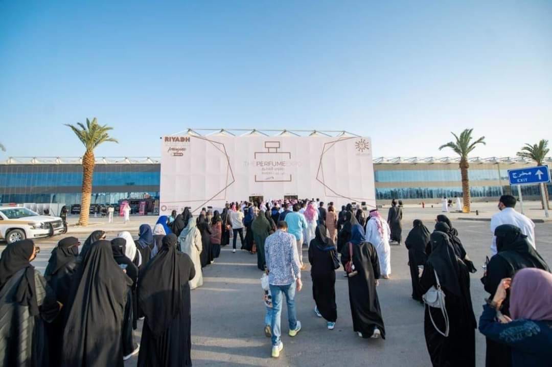 𝗔𝗻𝘁𝗿𝗶 𝗺𝗶𝗻𝘆𝗮𝗸 𝘁𝗲𝗿𝗷𝗮𝗱𝗶 𝗸𝗲𝗺𝗮𝗿𝗶𝗻 𝗱𝗶 𝗔𝗿𝗮𝗯 𝗦𝗮𝘂𝗱𝗶, 𝘁𝗲𝗽𝗮𝘁𝗻𝘆𝗮 𝗱𝗶 𝗥𝗶𝘆𝗮𝗱𝗵.

Tak jauh beda dengan kita. Yang beda cuma jenis minyaknya saja. Kita antri minyak goreng, mereka antri minyak wangi. ⁣