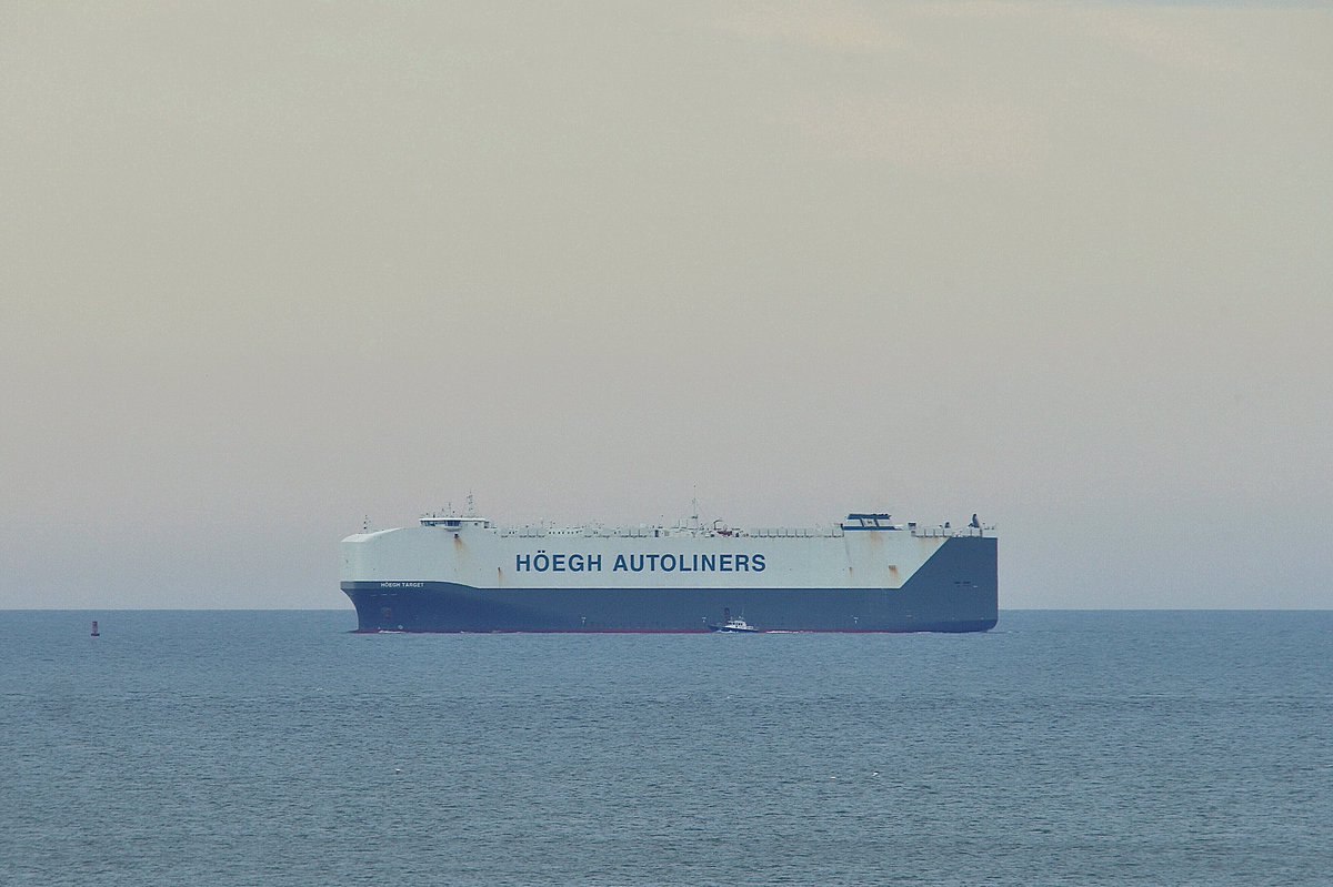 johnmorgan726's tweet photo. The HOEGH TARGET, IMO:9684976 en route to Baltimore, Maryland @BShipspotting @BaltoChes flying the flag of Norway π³π΄. With the pilot boat SUSQUEHANNA along side the pilot door. #HoeghAutoLiners #HoeghTarget #VehiclesCarrier #PilotBoat #Susquehanna #ShipsInPics https://t.co/EhWLzeNZxs