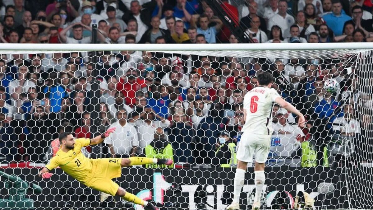 Фонк футбол видео. Букайо сака сборная англии. Football photos mbappe france hq. Финал лиги чемпионов 2008 лужники. Промахнулся с пенальти.