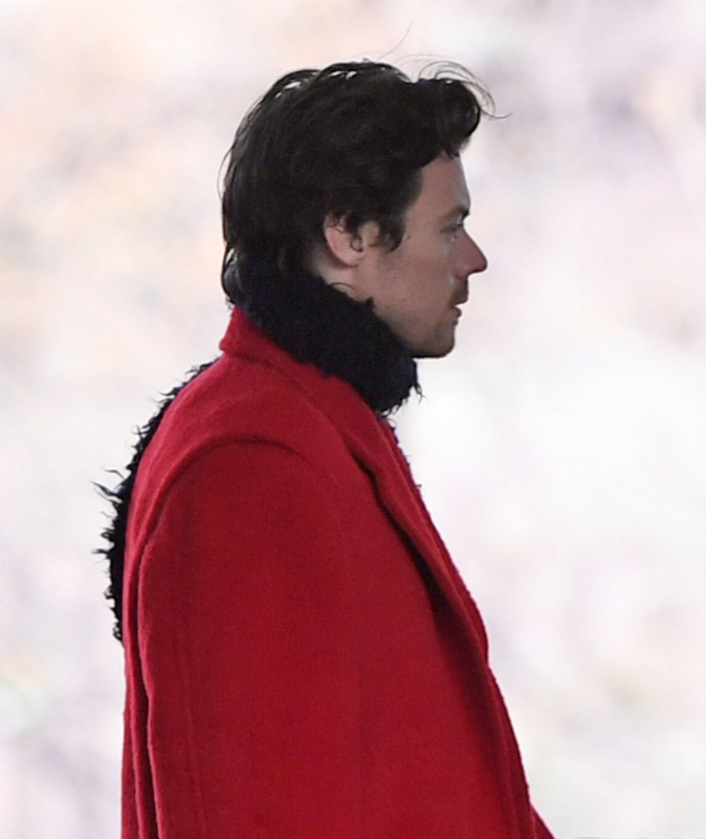 hsdcandids's tweet photo. Harry filming a music video in London - February 24 https://t.co/6uuRjQAddr