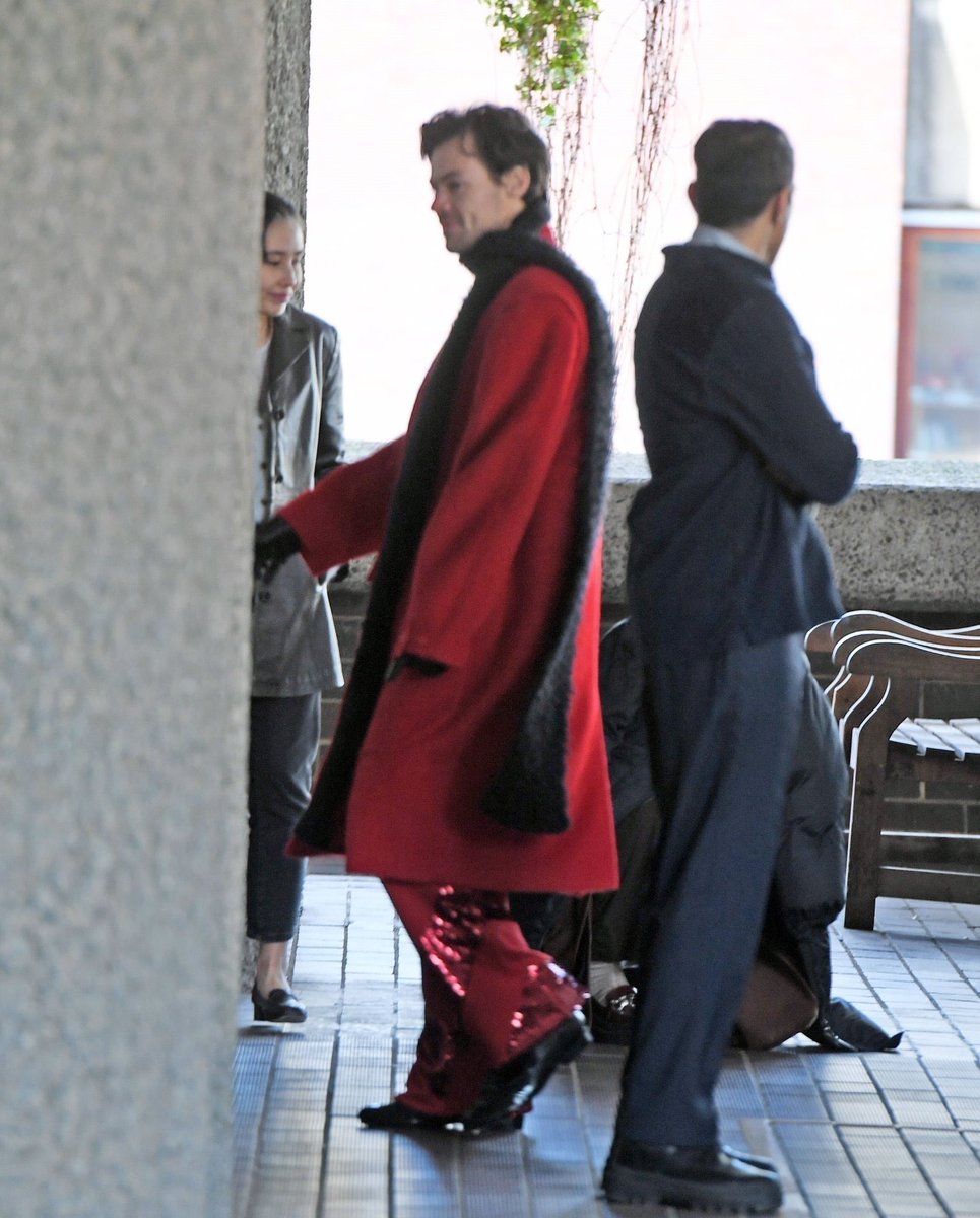 hsdcandids's tweet photo. Harry filming a music video in London - February 24 https://t.co/6uuRjQAddr