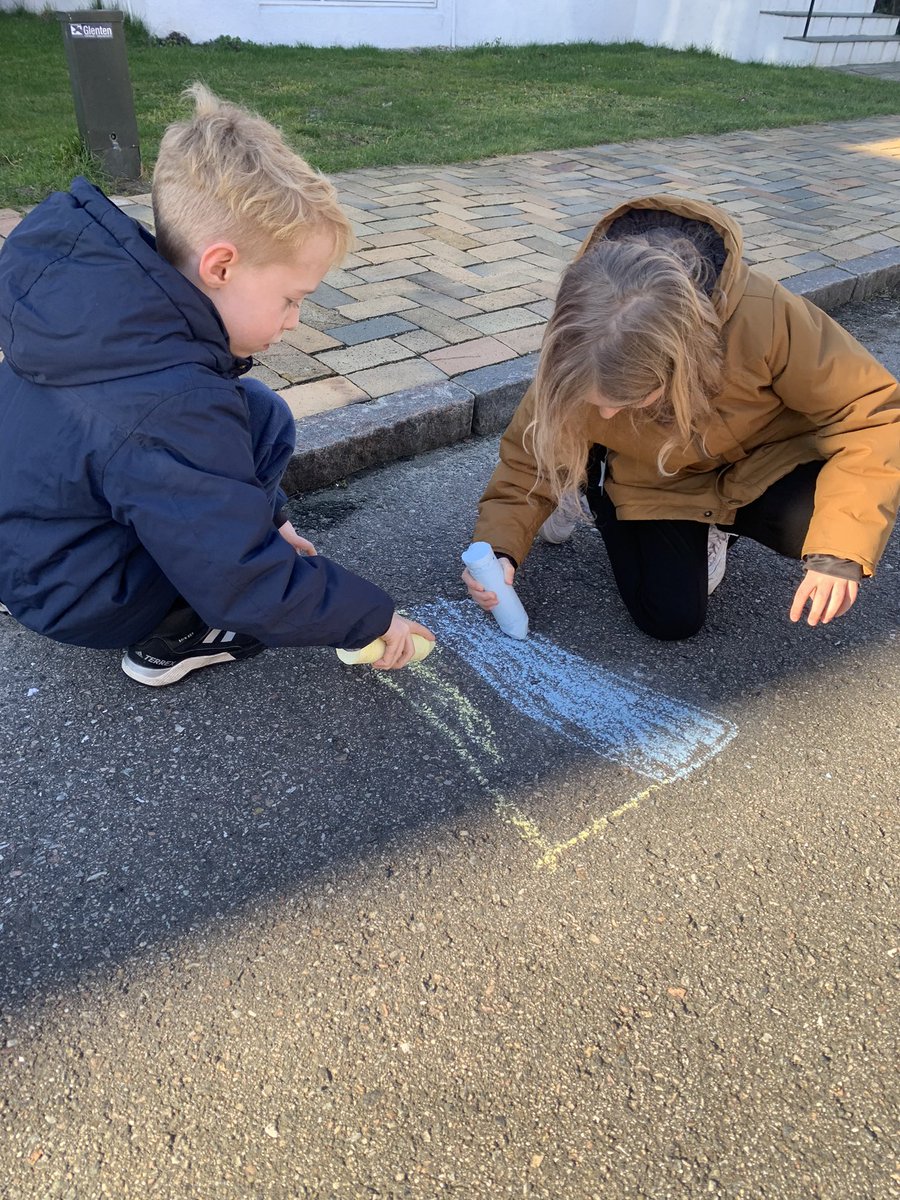 Tried to explain the war to my twins <a href="/ZelenskyyUa/">Volodymyr Zelenskyy / Володимир Зеленський</a>. But for two 8 year old children it is nearly impossible. 10 min later I found them outside doing this.