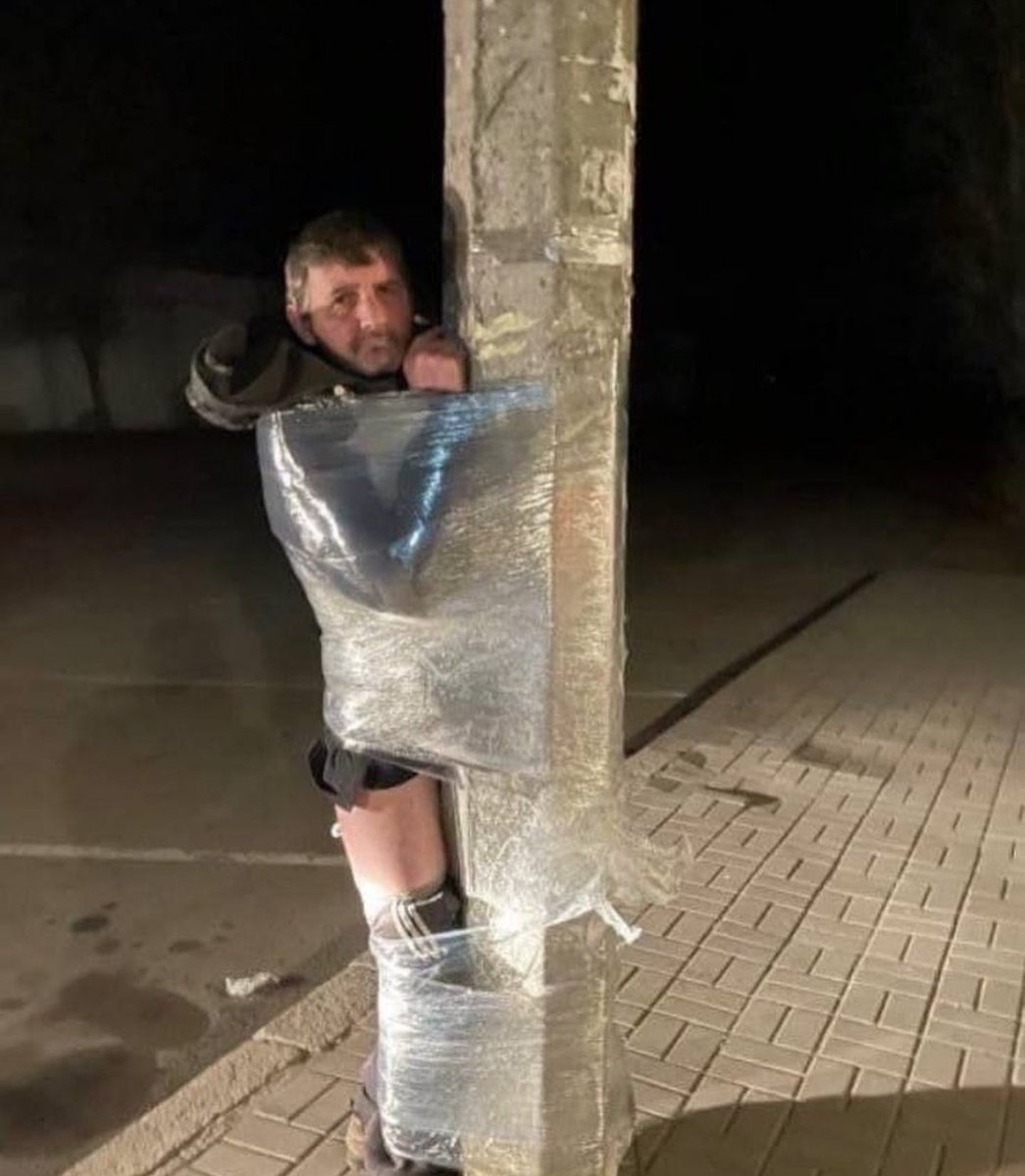 Парень примотали скотчам к столбу. Надругательство над женщинами. Издевательства над женщинами. Надругательство над женщинами. Издевались над девахой.