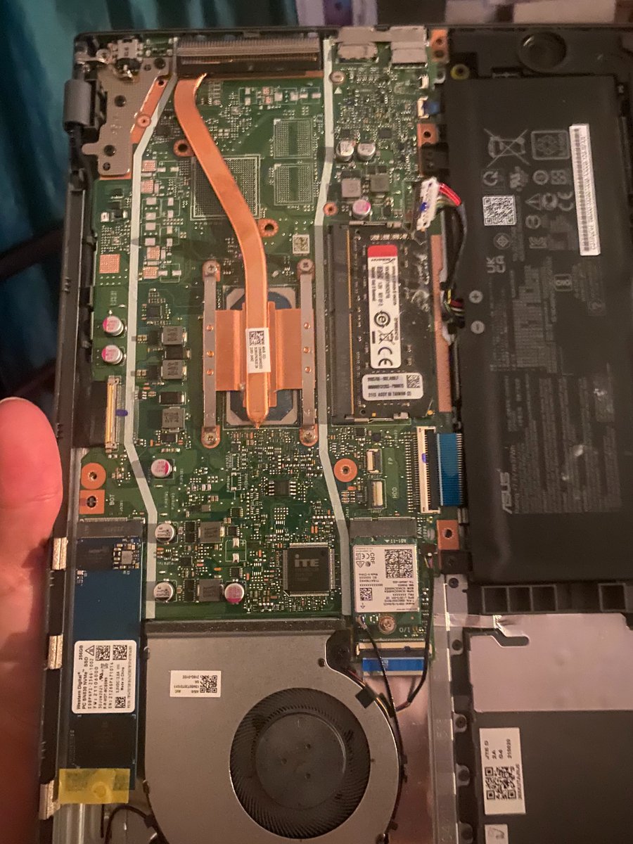 AssasinBM's tweet photo. And this is why not to buy from Asus anymore. Asus Vivobook 15 X515JA i3 10th gen. @HardwareUnboxed @GamersNexus @LinusTech @JarrodsTech @ASUS @intel @ownordisown 
Where the fan blowing? Not the radiator lol. https://t.co/KKTuHum9Az